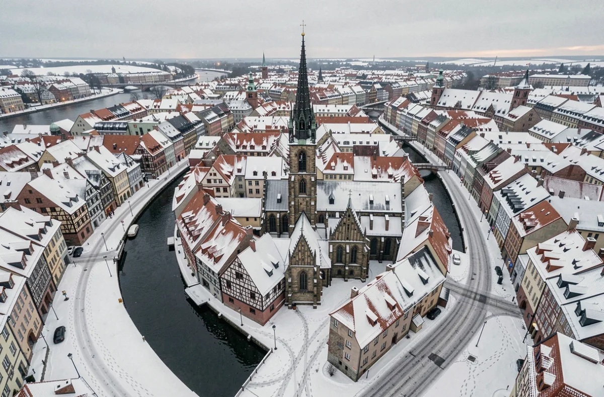 Vue aérienne de Strasbourg enneigée au Nouvel An montrant la Grande Île et la cathédrale depuis le ciel